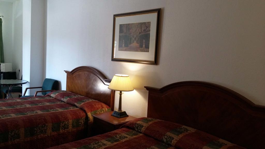 Country Regency Inn & Suites Manvel Dış mekan fotoğraf