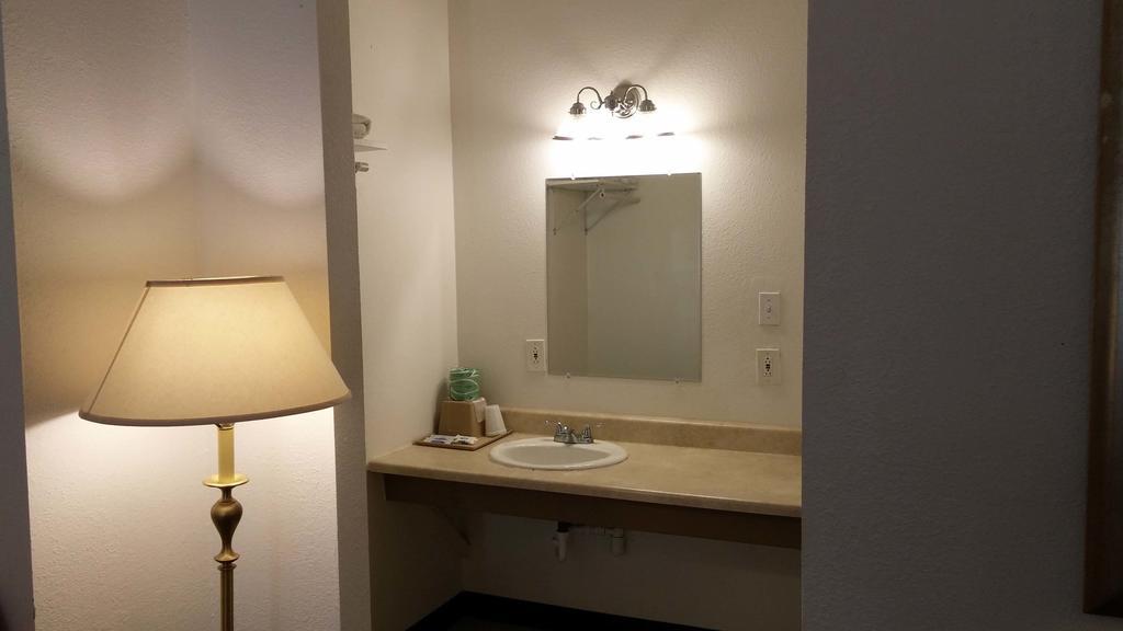 Country Regency Inn & Suites Manvel Dış mekan fotoğraf