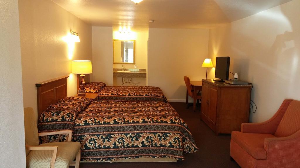 Country Regency Inn & Suites Manvel Oda fotoğraf