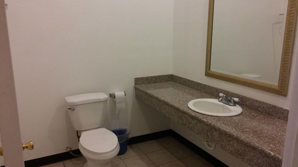 Country Regency Inn & Suites Manvel Oda fotoğraf