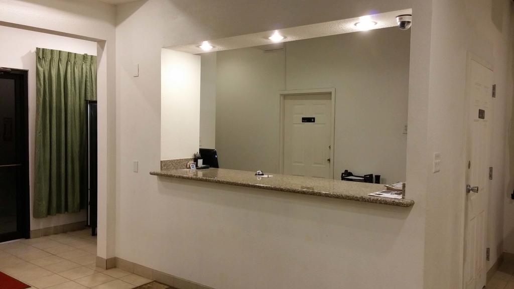 Country Regency Inn & Suites Manvel Dış mekan fotoğraf