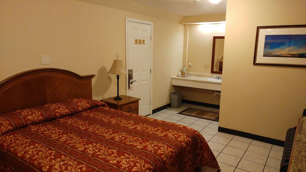 Country Regency Inn & Suites Manvel Dış mekan fotoğraf