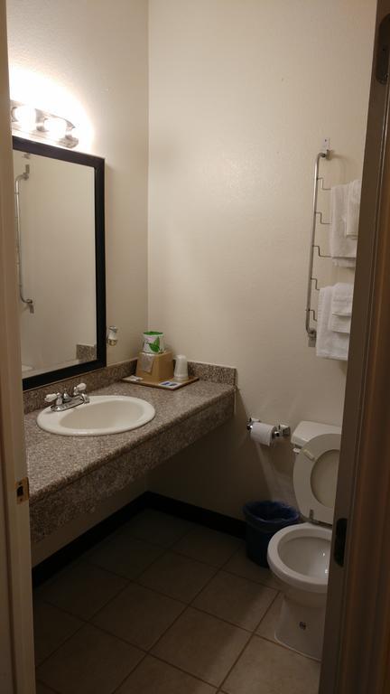 Country Regency Inn & Suites Manvel Dış mekan fotoğraf