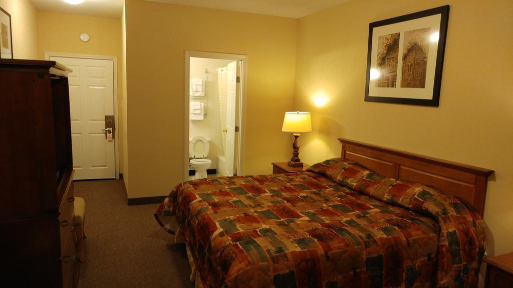 Country Regency Inn & Suites Manvel Dış mekan fotoğraf