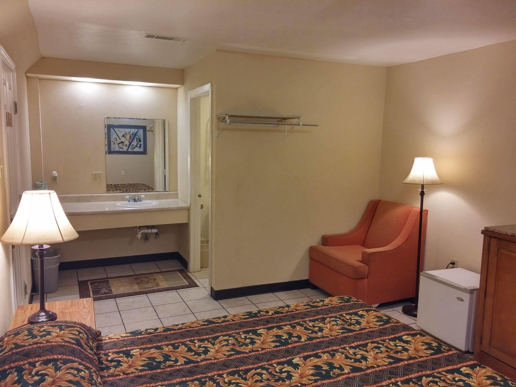 Country Regency Inn & Suites Manvel Dış mekan fotoğraf