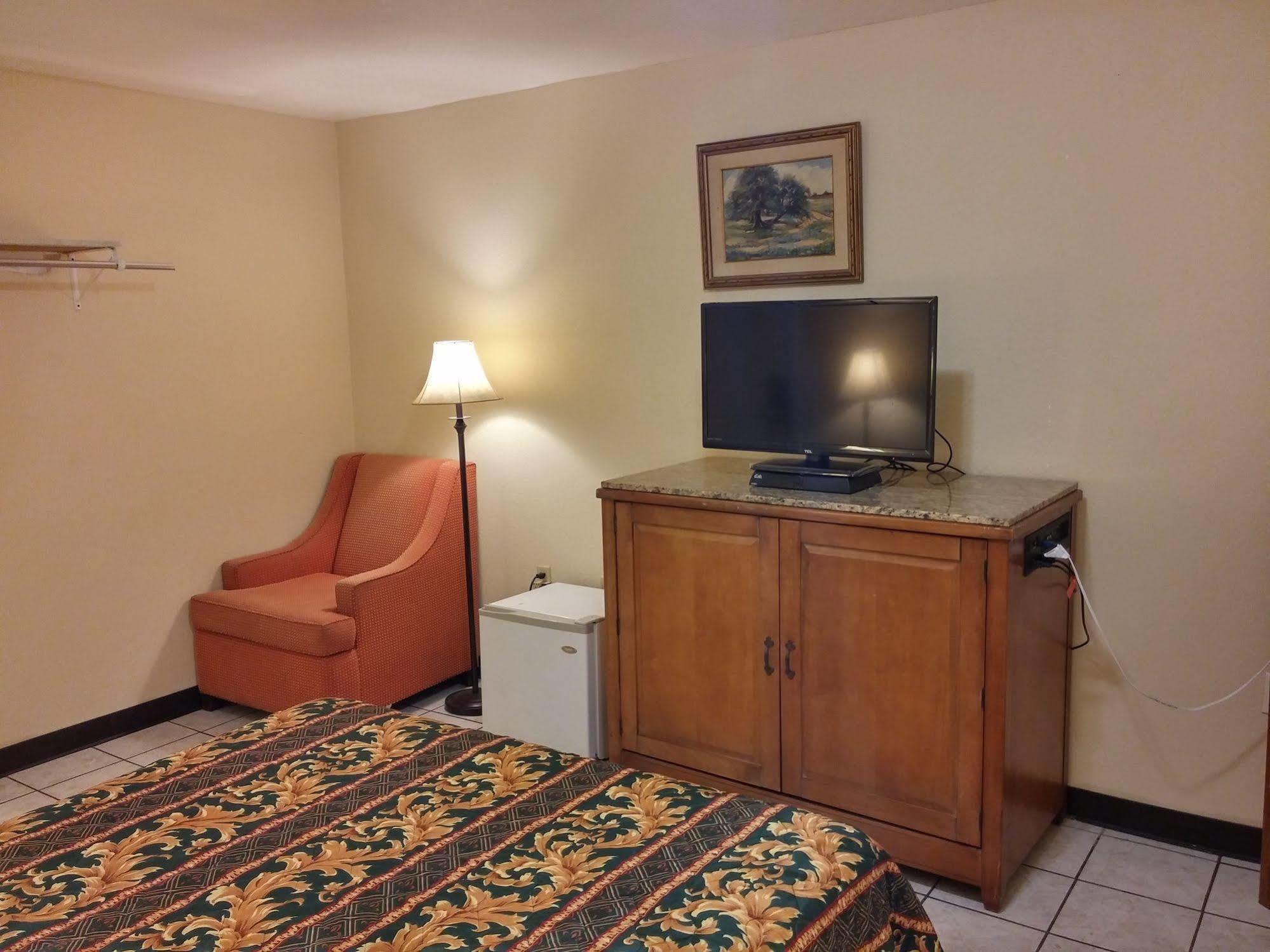 Country Regency Inn & Suites Manvel Dış mekan fotoğraf