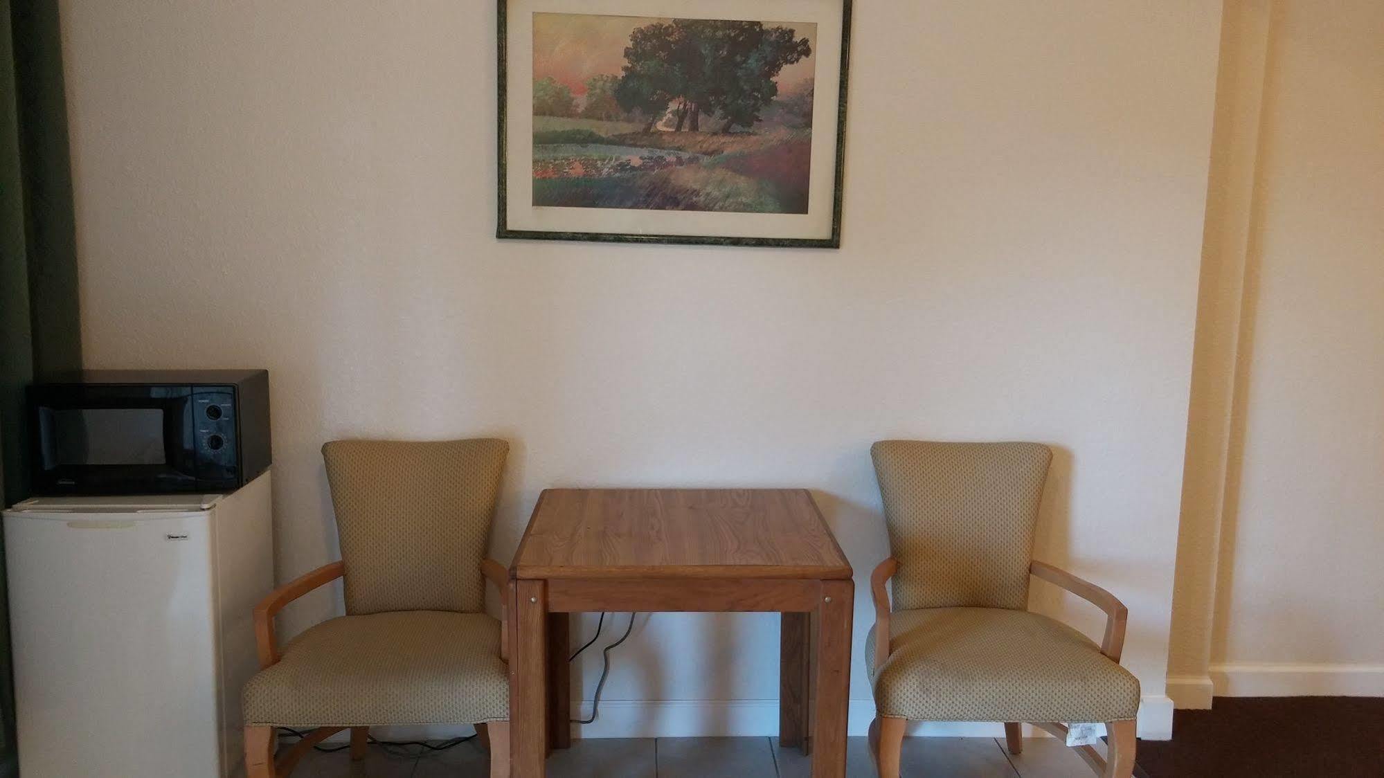 Country Regency Inn & Suites Manvel Dış mekan fotoğraf