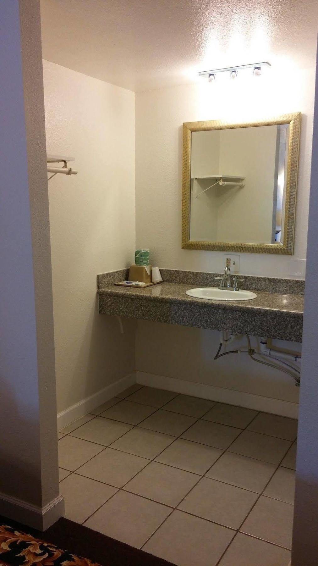 Country Regency Inn & Suites Manvel Dış mekan fotoğraf