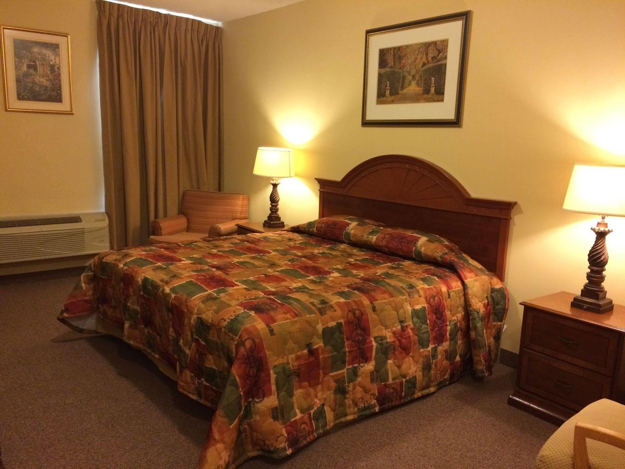 Country Regency Inn & Suites Manvel Dış mekan fotoğraf