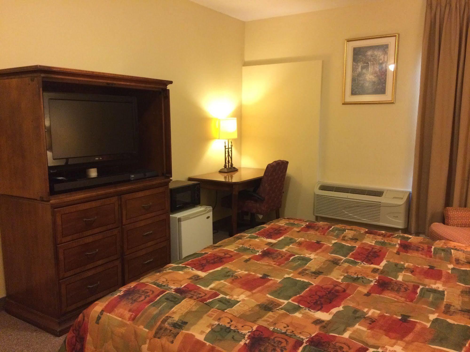 Country Regency Inn & Suites Manvel Dış mekan fotoğraf