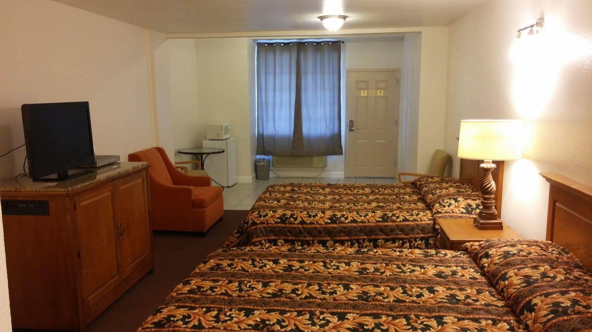 Country Regency Inn & Suites Manvel Dış mekan fotoğraf