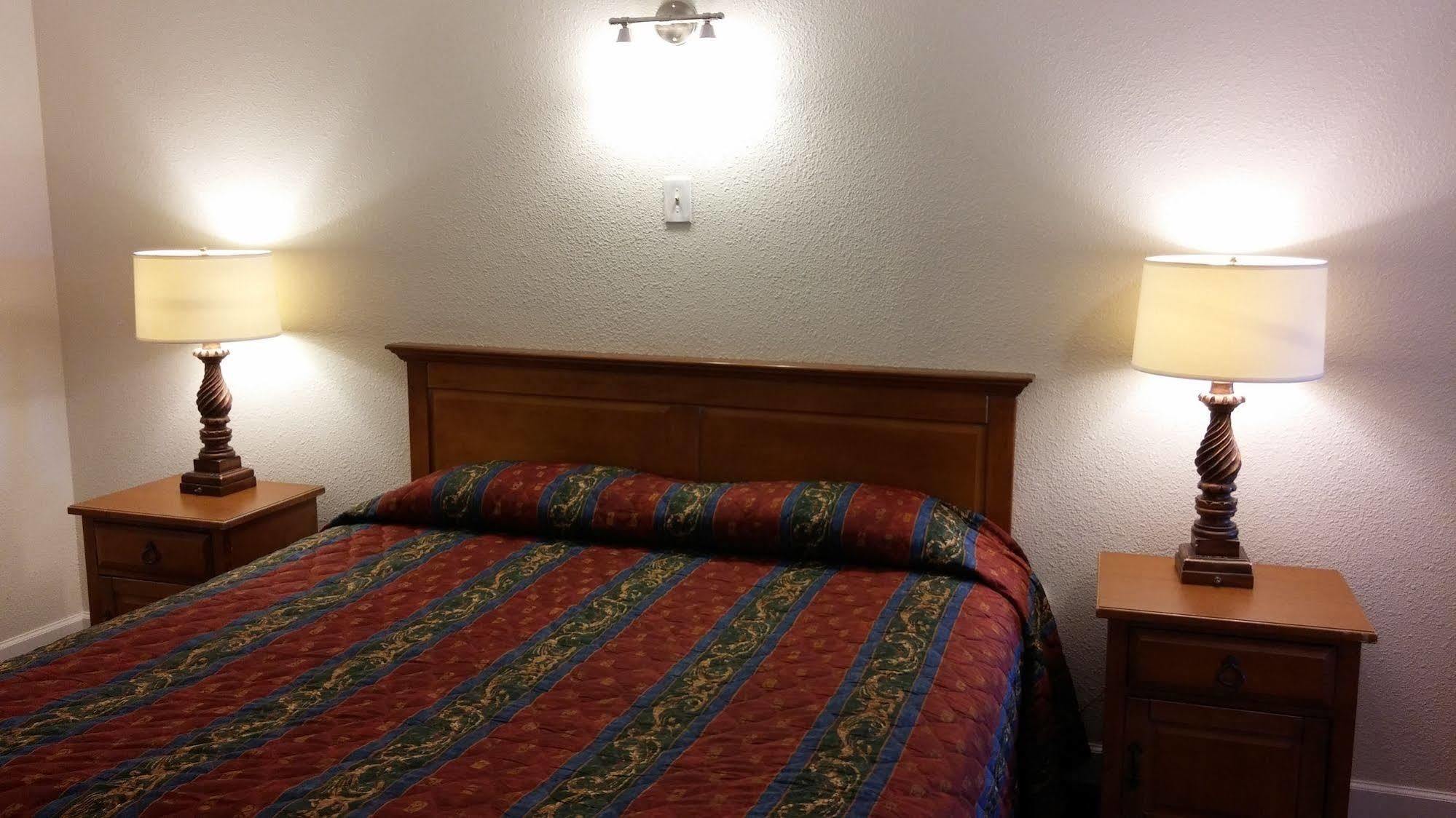 Country Regency Inn & Suites Manvel Dış mekan fotoğraf