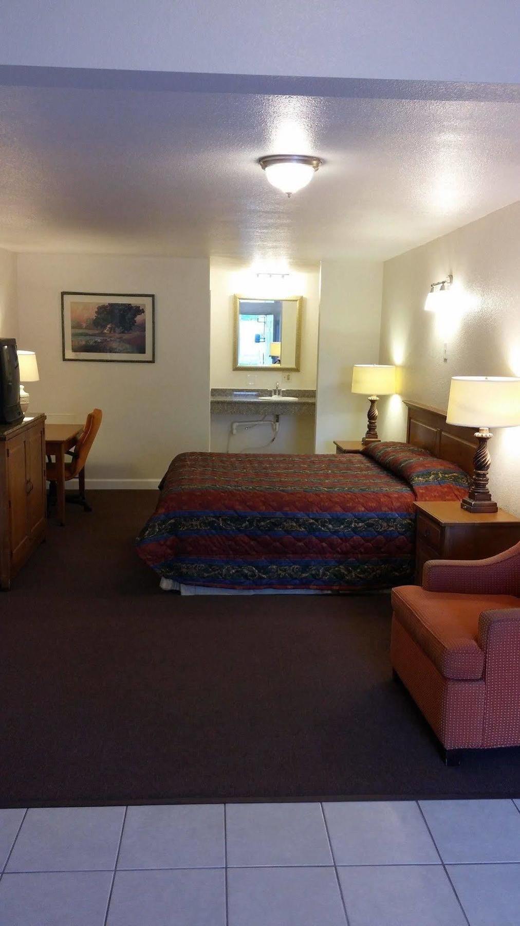 Country Regency Inn & Suites Manvel Dış mekan fotoğraf