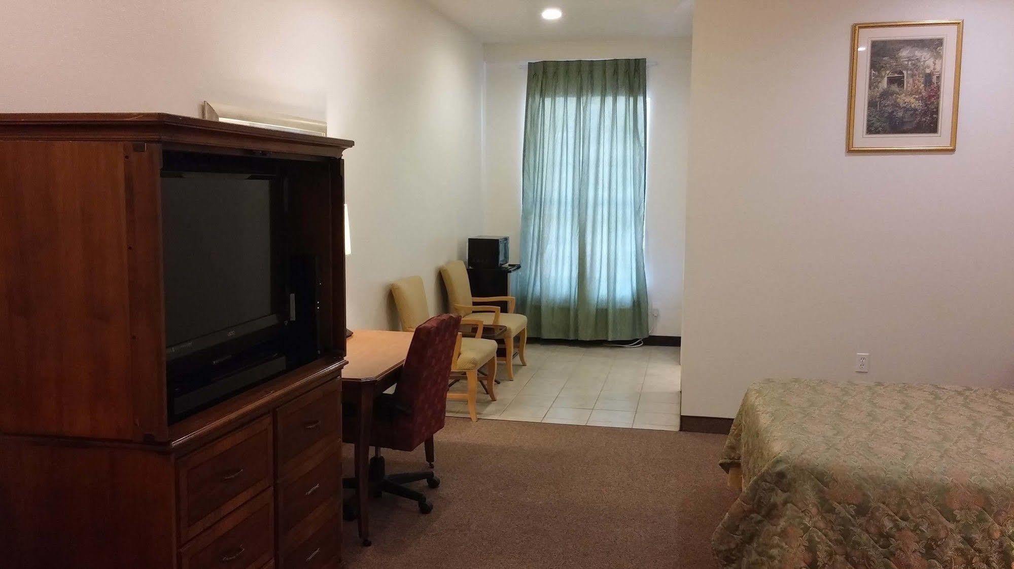 Country Regency Inn & Suites Manvel Dış mekan fotoğraf