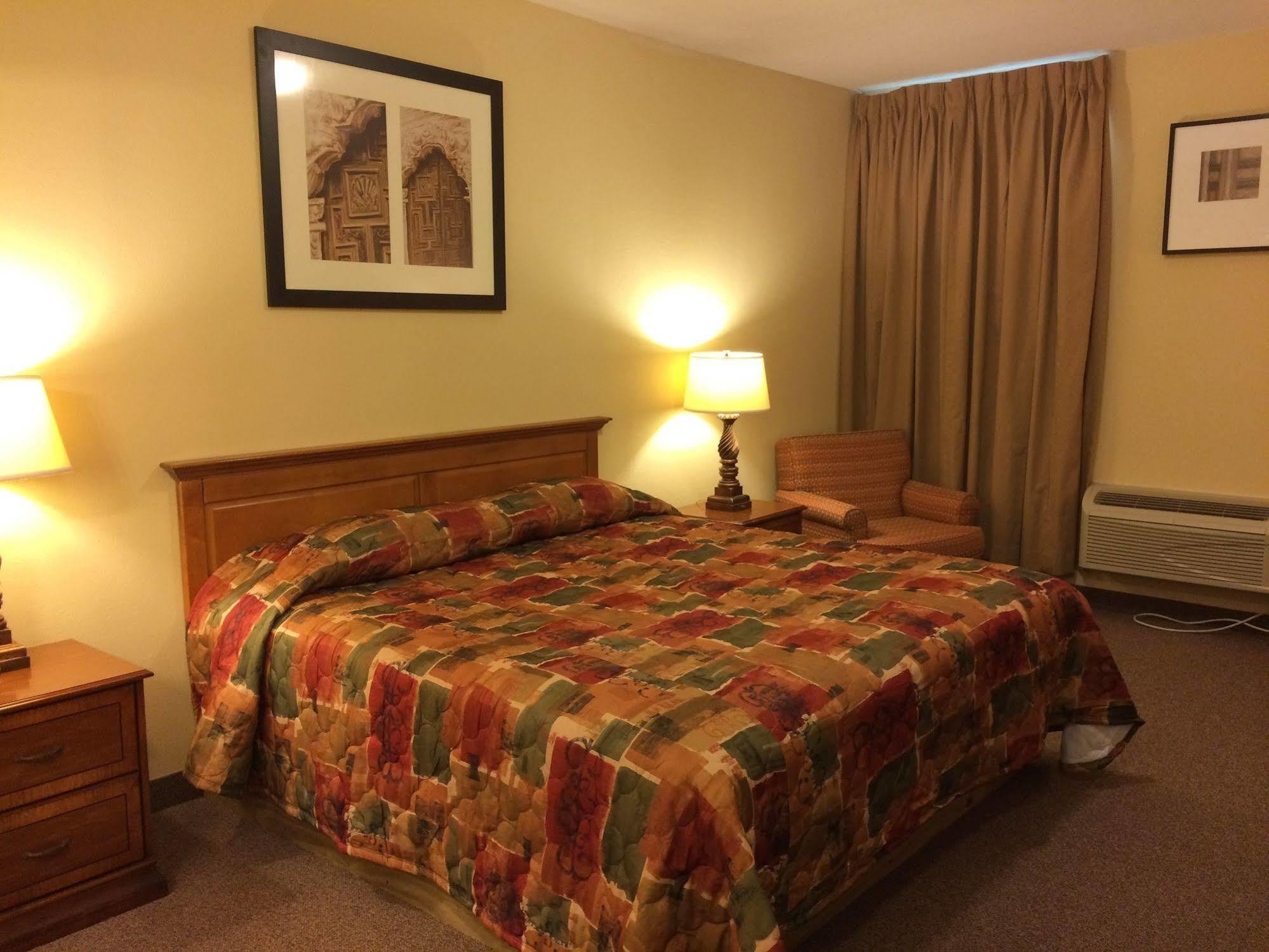 Country Regency Inn & Suites Manvel Dış mekan fotoğraf