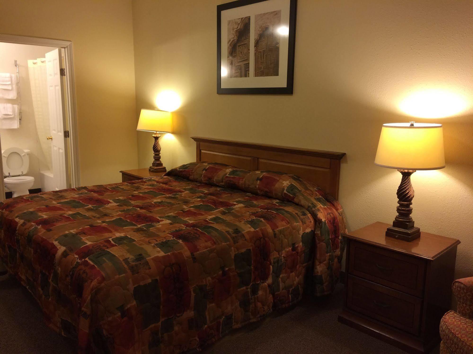 Country Regency Inn & Suites Manvel Dış mekan fotoğraf