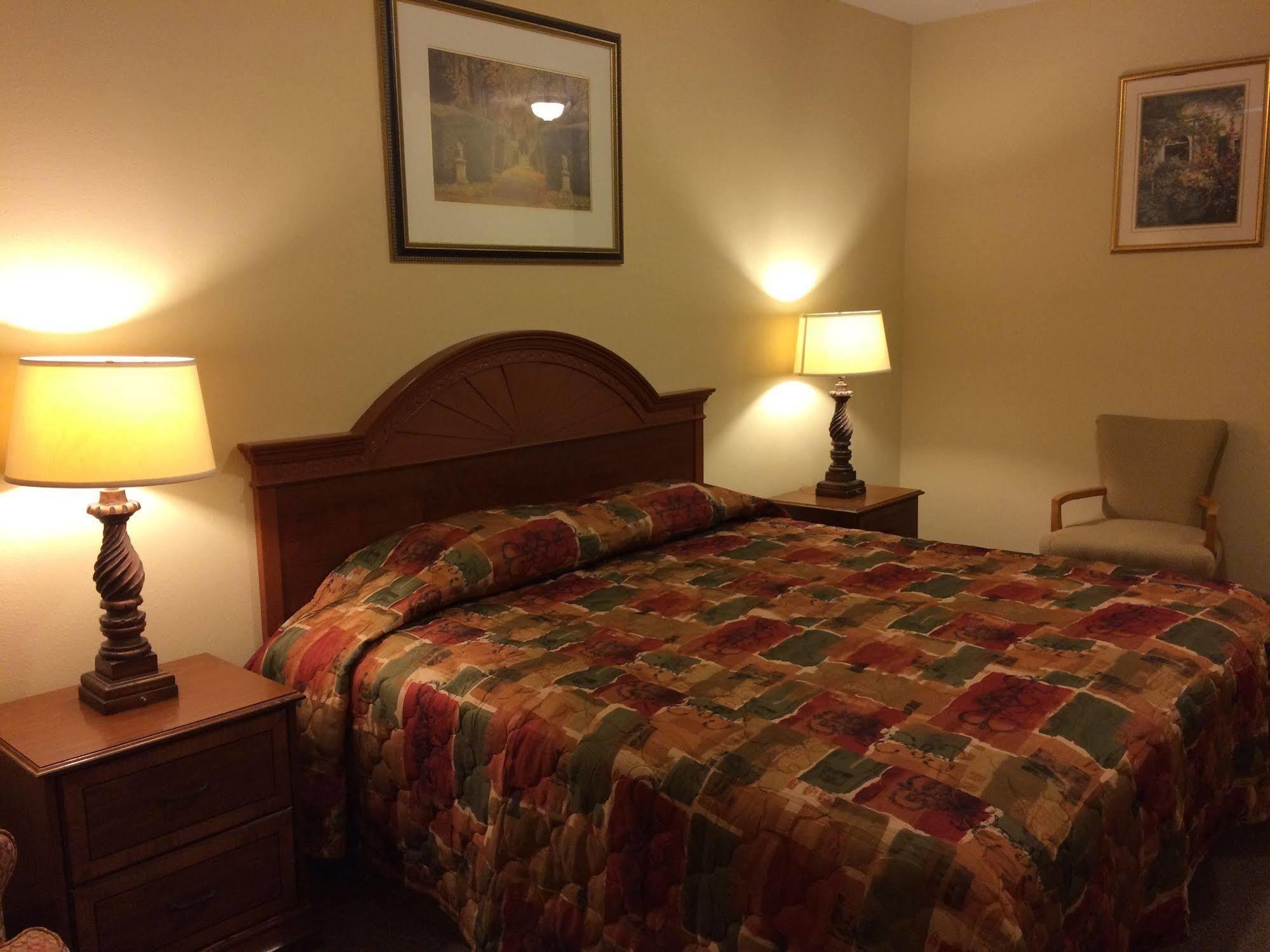 Country Regency Inn & Suites Manvel Dış mekan fotoğraf