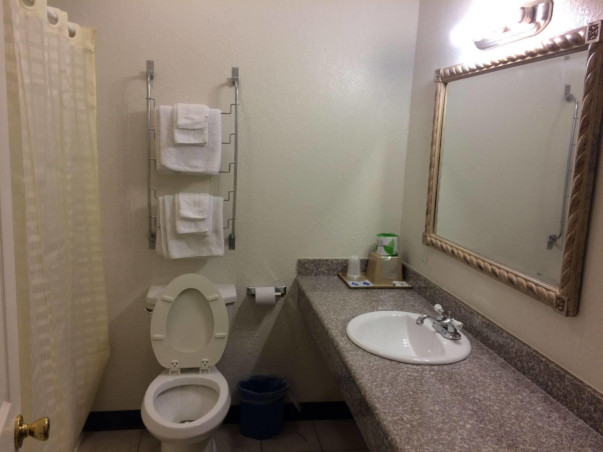 Country Regency Inn & Suites Manvel Dış mekan fotoğraf