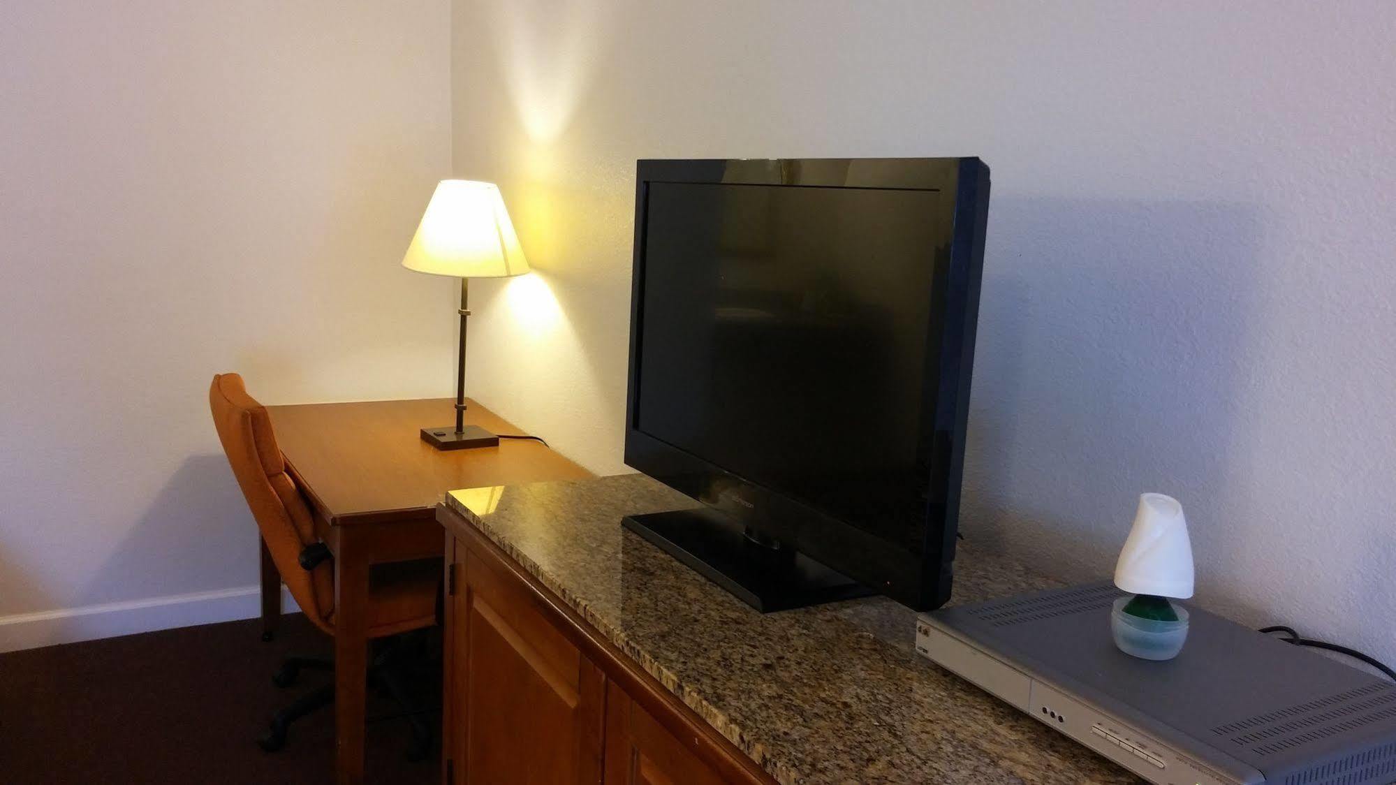 Country Regency Inn & Suites Manvel Dış mekan fotoğraf