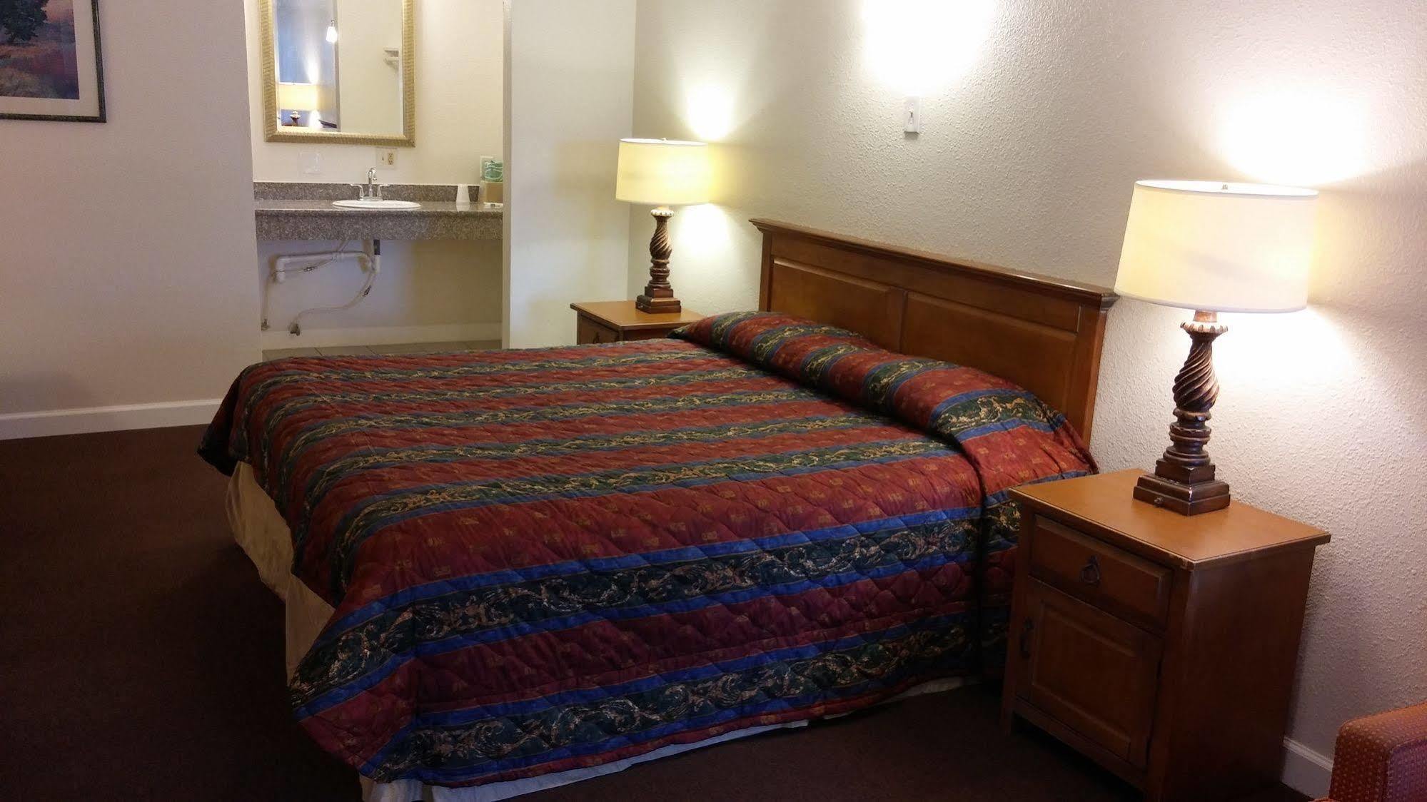 Country Regency Inn & Suites Manvel Dış mekan fotoğraf