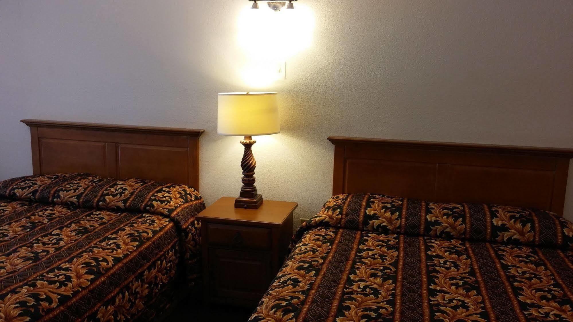 Country Regency Inn & Suites Manvel Dış mekan fotoğraf